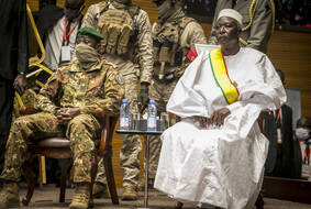 Le colonel Assimi Goita (à gauche), aux côtés de l'ancien colonel Maj. Bah N'Daw, le 25 septembre dernier, au Mali. (Illustration)