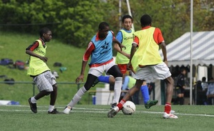 Des jeunes Franciliens lors du tournoi de foot Datpower disputé à Colombes le 14 avril 2009.