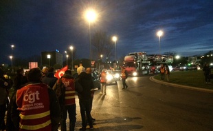 A l'appel de l'union locale CGT de Mérignac une centaine de grévistes a bloqué l'accès à l'aéroport de Bordeaux-Mérignac.