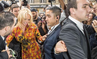 Pamela Anderson à la Fashion Week de Paris le 28 septembre 2013