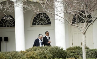 Le président américain Barack Obama (d) aux côtés de son conseiller scientifique John Holdren (g), le 7 mars 2014 à la Maison Blanche à Washington