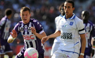 L'Auxerrois Kamel Chafni (à droite) à la lutte avec le Toulousain Franck Tabanou, le 35 mars 2012, au Stadium.