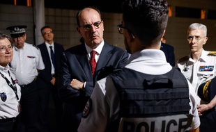 Jean Castex lors de sa première visite auprès des policiers, à La Courneuve, le 5 juillet (illustration).