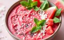 En plein cœur de l’été, ce smoothie bowl à la pastèque et à la menthe apporte la dose de fraîcheur qu’on attendait