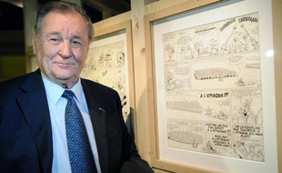 Albert Uderzo, pose près d'une esquisse d'Astérix au Musée Cluny à Paris, en octobre 2009