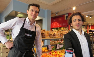 Alexandre Bellange, cofondateur d'Optimiam, aux côtés de Mathieu Mulliez, gérant de l'épicerie parisienne La Récolte, le 23 juin 2016 à Paris