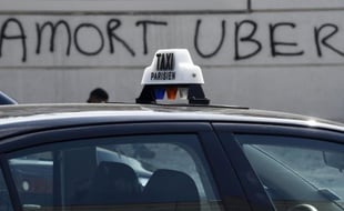 Une inscription "mort à Uber" sur un mur près de la Porte Maillot à Paris, le 25 juin 2015