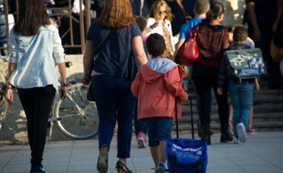 Une mère accompagnant son enfant à l'école