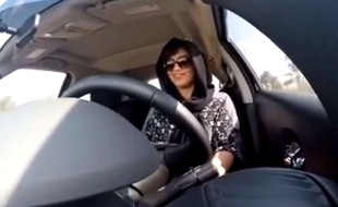 Loujain al-Hathloul brave les autorités saoudinennes dans sa voiture le 30 novembre 2014
