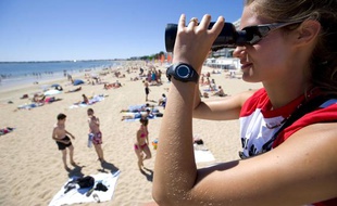 En été, les nageurs sauveteurs surveillent les baigneurs