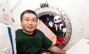 Le robot Kirobo à bord de la Station spatiale internationale avec l'astronaute japonais Koichi Wakata.