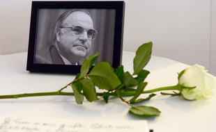 Le cercueil d'Helmut Kohl doit arriver samedi matin par le Rhin, pour rejoindre le Parlement européen de Strasbourg où aura lieu la cérémonie d'hommage.