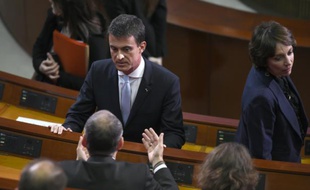 Le Premier ministre Manuel Valls s'entretient avec Laurent Berger (CFDT), lors de la conférence sociale à Paris le 19 octobre 2015