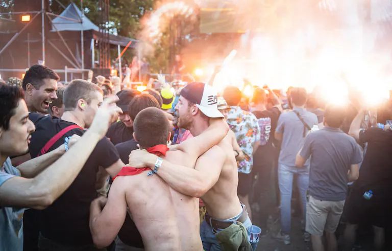 Festival, concert, rue, salle de sport... Mais pourquoi les hommes aiment-ils autant se mettre torse nu ?