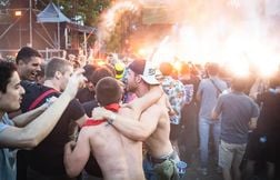 Festival, concert, rue… Mais pourquoi les hommes aiment autant se mettre to…