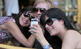 Des jeunes femmes font un "selfie", une photo de groupe prise soi-même.