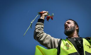 Francis Lalanne lors d'une manifestation de « gilets jaunes » à Bordeaux en mars 2019.