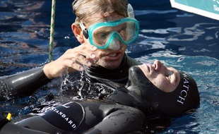 L'apnéiste Guillaume Néry est réanimé après avoir été victime d'une syncope lors de sa tentative de record du monde poids constant à moins 110 mètres, le 02 septembre 2006 à Nice.