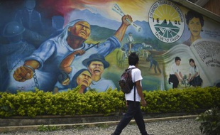 Un jeune garçon de l'ethnie Nasa sur le chemin de l'école à Tacueyo, en Colombie, le 16 mars 2016
