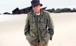 Le réalisateur Woody Allen, sur le tournage de son dernier film, Un jour de pluie à New York