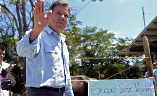 Les négociations de paix entre le gouvernement colombien et les Farc sont entravées par l'obsession du président Juan Manuel Santos d'être réélu en 2014 et sa volonté de "soumettre" la rébellion, a dénoncé mardi son commandant suprême, "Timochenko".