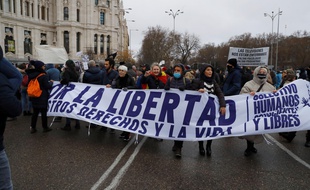 Manifestation à Madrid contre les restrictions pour limiter la propagation du Covid-19, le 23 janvier 2021.