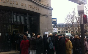 Des clients font la queue pour échanger leurs francs à la succursale de la Banque de France, boulevard Raspail à Paris, le 16 février 2012.
