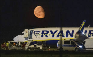 La police fédérale inspecte un avion de Ryanair après l'atterrissage imprévu de l'avion à l'aéroport international de Berlin à Schoenefeld près de Berlin, en Allemagne, lundi 31 mai 2021.