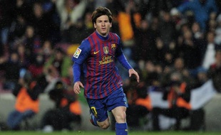 L'Argentin Lionel Messi, auteur d'un triplé, est devenu mardi soir face à Grenade le meilleur buteur de l'histoire du FC Barcelone, en dépassant avec 234 buts les 232 réalisations de César Rodriguez, attaquant des années 1940-50 du Barça.