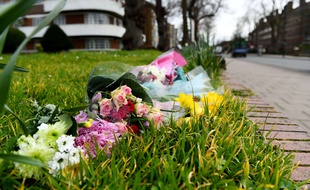 Des fleurs déposées en hommage à Sarah Everard à Poynders Road, dans le quartier de Clapham.