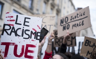 Des pancartes lors d'un rassemblement à Rouen en juin 2020 en hommage à George Floyd, mort asphyxié sous les genoux d'un policier aux Etats-Unis.