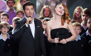 Elodie Frégé et Vincent Niclo dans l'émission 300 choeurs pour Noël diffusée sur France 3