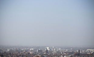 Le centre ville de Toulouse moins visible avec une mauvaise qualite de l'air et un important pic de pollution. 15/03/2014