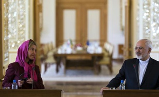 Le chef de la diplomatie iranienne Mohammad Javad Zarif et son homologue de l'Union européenne (UE), Federica Mogherini lors d'une conférence de presse commune, le 28 juillet 2015 à Téhéran