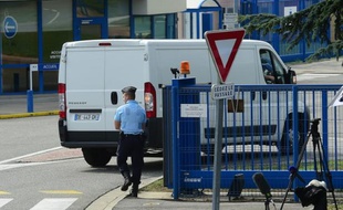 Le débris d'avion retrouvé à La Réunion arrive au laboratoire de la Défense à Balma, près de Toulouse, le 1er août 2015