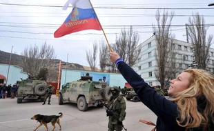 Une manifestante pro-Russe agite un drapeau russe à Balaklava, près de Sebastopol, le 1er mars 2014.