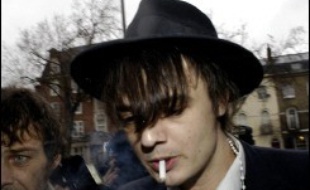 Le rocker britannique Pete Doherty a été arrêté jeudi à Barcelone (Espagne) à bord d'un vol en provenance de Londres après la découverte d'une seringue dans les toilettes de l'appareil, a annoncé une porte-parole de la compagnie Easy Jet.