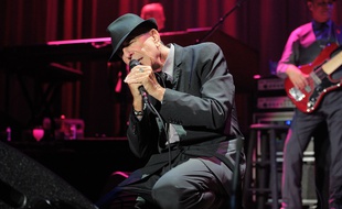 Le chanteur et poète Leonard Cohen, en concert à Bercy à Paris, en 2013.