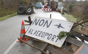 LA PAQUELAIS, le 28/01/2013 Barrage sur la route entre La PAQUELAIS et Notre Dame des Landes