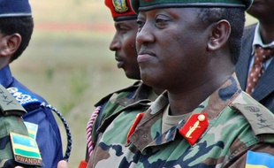 Le chef des services de renseignement du Rwanda, Emmanuel Karenzi Karake, le 17 décembre 2010 à Kirehe, dans l'est du Rwanda