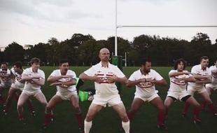 Des fans anglais parodient le Haka néo-zélandais en dansant la "Hakarena".