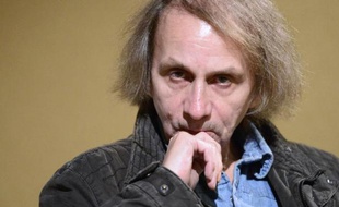 L'écrivain Michel Houellebecq pose au Pavillon Carré de Baudouin, à Paris, le 5 novembre 2014