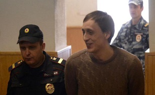 Le parquet a requis vendredi neuf ans de prison contre Pavel Dmitritchenko, un danseur du Bolchoï accusé d'avoir organisé une attaque à l'acide commise en janvier contre le directeur artistique du grand théâtre russe, Sergueï Filine, ont rapporté les agences.