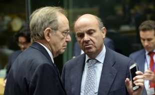 Le ministre des Finances Luis De Guindos (à d.) et son homologue italien Pier Carlo Padoan le 12 juillet à Bruxelles, avant une réunion des ministres des Finances de la zone euro
