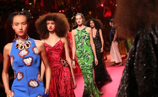 Le défilé haute couture printemps-été 2015 de la maison Schiaparelli.