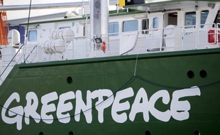 Six militants de Greenpeace ont abordé mercredi un cargo de charbon près de la Grande barrière de corail, appelant à la fin des exportations du combustible qui participe selon eux au réchauffement climatique et aux catastrophes naturelles.