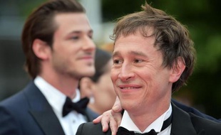 Le réalisateur français Bertrand Bonello (d) et l'acteur français Gaspard Ulliel arrivent au 67e Festival de Cannes pour la projection de leur film "Saint Laurent", le 17 mai 2014