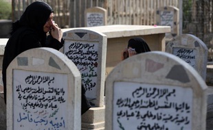 Des femmes se rendent sur la tombe de leurs proches dans un cimetière de Bagdad, en Irak, le 15 octobre 2013, au premier jour de l'Aïd al-Adha, marqué par un attentat à Kirkouk (nord).