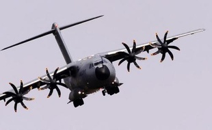 Un airbus A400M arrive à Séville après un vol test, le 10 mai 2015