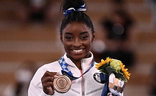 Simone Biles médaille de bronze à la poudre.